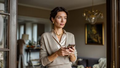 Manžel mi přeposlal seznam vánočních dárků od tchyně pro celou rodinu – všem drahé věci, a když jsem došla ke svému jménu, ztuhla jsem… Manžel viděl můj výraz a pochopil – tentokrát už zašla příliš daleko…