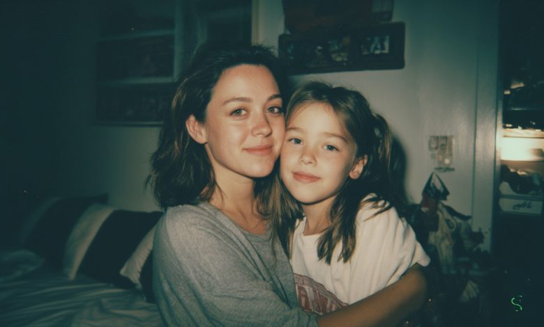 Mamka mě opustila, když mi bylo 8 let, a dlouhá léta předstírala, že pro ni neexistuju. Ale jednou zavolala — a její slova mi převrátila všechno, čemu jsem věřila… Mamka mě opustila, když mi bylo 8 let, a dlouhá léta předstírala, že pro ni neexistuju. Ale jednou zavolala — a její slova mi převrátila všechno, čemu jsem věřila…