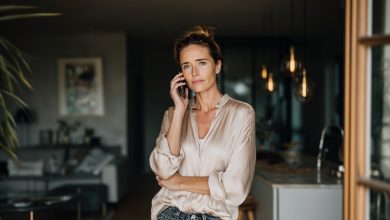 Manžel odjel na služební cestu na týden. Rozhodla jsem se ho překvapit — připravit k jeho návratu to jídlo, které vaří jeho maminka a které od dětství zbožňuje. Zavolala jsem tchyni a požádala o recept. Byla překvapená: “Jaká služební cesta?” A řekla to, co mě doslova srazilo na kolena…