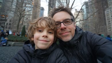 Manželka mě opustila a nechala mě se čtyřletým synem s autismem, a po dvou letech se objevila celá uplakaná s taškou dárků a omluvami. Vzal jsem od ní tu tašku, podíval se jí do očí a…