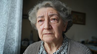 Dala jsem synovi polovinu svého důchodu 15 let — říkal, že sotva vychází s penězi. Jednoho dne jsem náhodou narazila na jeho stránku na sociálních sítích. A viděla fotografie, které vysvětlily, kam po všechny ty roky mizely moje peníze…