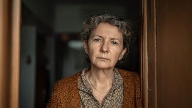 Sousedka shora neustále zalévala můj byt a odmítala platit za opravy. Trpěla jsem to rok. A pak jsem náhodou zjistila jeden její tajemství. A využila jsem ho tak, že přišla sama s penězi a omluvou… Sousedka shora neustále zalévala můj byt a odmítala platit za opravy. Trpěla jsem to rok. A pak jsem náhodou zjistila jeden její tajemství. A využila jsem ho tak, že přišla sama s penězi a omluvou…