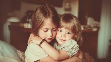 My se sestrou jsme byly rozděleny v dětském domově — a po 22 letech jsem uviděla náramek, který jsem kdysi pro ni udělala, na ruce malé holčičky