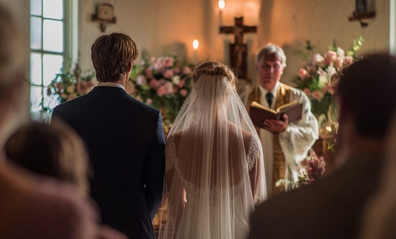 Už jsem se chystal říci „ano“ na své vlastní svatbě, když můj dvanáctiletý syn vykřikl: „TATI, POČKEJ! PODÍVEJ SE NA JEJÍ RAMENO!“