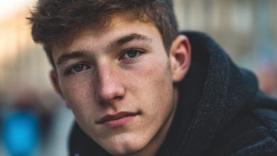 Syn začal žádat o více kapesného a vracet se domů později než obvykle, a když jsem ho náhodou potkala v obchodním centru ve společnosti neznámých lidí, jedna jejich konverzace mě doslova zmrazila…