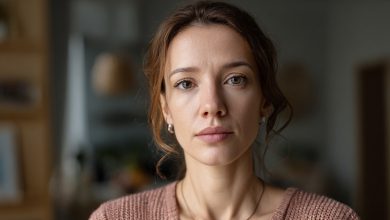 Náhodou jsem zjistila, že můj manžel každý měsíc posílá velkou částku peněz své matce pod záminkou pomoci na léky a potraviny, ale když jsem zjistila, kam ty peníze skutečně jdou, rozhodla jsem se nemlčet…