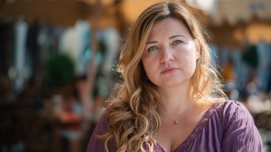 S mým manželem jsme dvacet let každoročně v srpnu jezdili na dovolenou k moři jen my dva — byla to naše tradice, náš posvátný čas. Letos jsem rezervovala ten samý hotel, sbalila kufry. Týden před odjezdem si ke mně manžel sedl v kuchyni a tiše řekl: “Jedu k moři. Ale ne s tebou…”