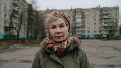 Můj syn mě požádal, abych k němu nikdy nechodila bez varování. Urazila jsem se a schválně přišla neohlášená, otevřela dveře svým klíčem — a zůstala stát jako přikovaná…