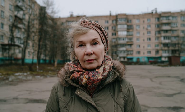 Můj syn mě požádal, abych k němu nikdy nechodila bez varování. Urazila jsem se a schválně přišla neohlášená, otevřela dveře svým klíčem — a zůstala stát jako přikovaná…