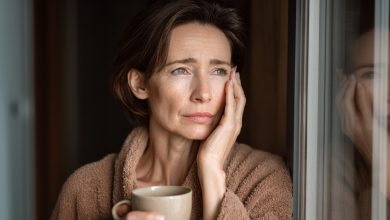 Můj manžel začal každé ráno sám vynášet odpadky, i když to dřív nikdy nedělal, a jednoho dne se mu pytel roztrhl přímo u vchodu — spatřila jsem v něm to, co tak pečlivě skrýval…