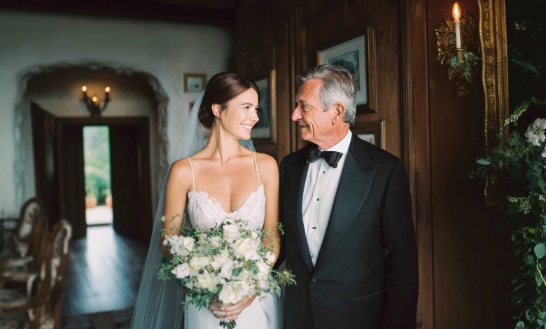 Na svatbě mé dcery požadoval zeť přede všemi, abych mu předal klíče od své farmy. Když jsem odmítl, strčil do mě a já se sotva udržel na nohou. Po cestě jsem udělal jeden telefonát, po kterém jeho sebevědomí zmizelo…