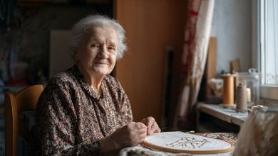 Vyšívala jsem své vnučce velký obraz s naším rodokmenem — pracovala jsem na něm dva roky. Darovala jsem jí ho k 18. narozeninám a z jejího výrazu jsem pochopila, že se jí dárek nelíbil, ale za dva měsíce přijela ke mně v slzách a řekla……