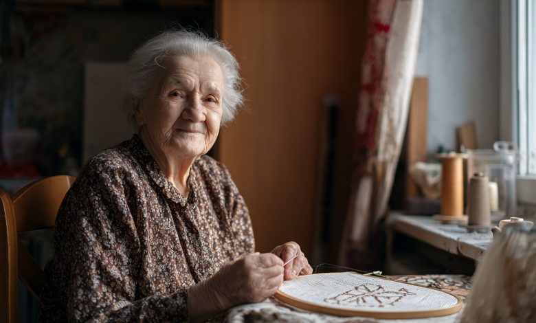 Vyšívala jsem své vnučce velký obraz s naším rodokmenem — pracovala jsem na něm dva roky. Darovala jsem jí ho k 18. narozeninám a z jejího výrazu jsem pochopila, že se jí dárek nelíbil, ale za dva měsíce přijela ke mně v slzách a řekla……