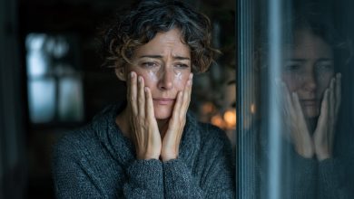 Když maminka odešla, příbuzní přijeli tak rychle, jako by byli předem připraveni. Už první večer jsem pochopila jejich skutečné úmysly — a rozhodla se jednat jinak…