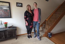 Osmnáct let jsem vychovávala adoptovaného syna. V den jeho dospělosti mi řekl, abych si sbalila věci. Myslela jsem, že ho ztrácím… dokud jsem nepochopila, co jeho slova opravdu znamenala…