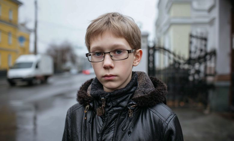 Muž dostal mrtvici na rušné ulici. Lidé jej přecházeli. Jediný, kdo se zastavil, byl devítiletý chlapec. Co se stalo potom, nikdo ani nečekal… Muž dostal mrtvici na rušné ulici. Lidé jej přecházeli. Jediný, kdo se zastavil, byl devítiletý chlapec. Co se stalo potom, nikdo ani nečekal…