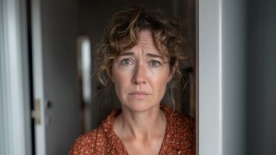 Včera v noci jsem se probudila a slyšela, jak manžel mluví po telefonu v kuchyni. “Ona si stejně nic nepamatuje, nemusíme se bát.” Zůstala jsem stát v chodbě, když jsem si uvědomila, že mluví o mně…