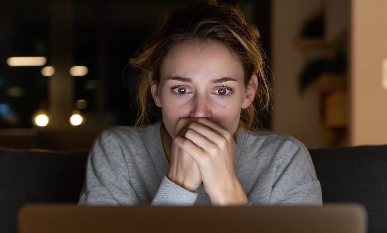 Manžel odjel na služební cestu, zapnula jsem jeho notebook, abych se podívala na film, a uviděla jsem zprávy od mé matky… takové se obyčejně zeti nepíší…
