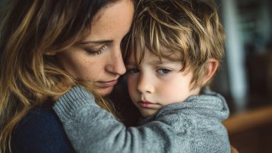 Můj pětiletý syn tiše řekl: „Mami, babička mi řekla, že jsem cizí… a požádala mě, abych o tom nikomu neříkal.“ Uvnitř mě všechno ztuhlo…