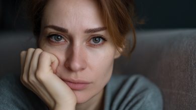 Slavili jsme kolaudaci, když se náhle vypnulo světlo. Zatímco jsem hledala svíčky, koutkem oka jsem zahlédla, jak můj muž ve tmě bere za ruku naši sousedku…