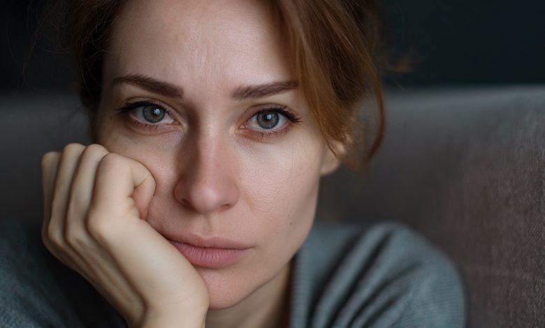 Slavili jsme kolaudaci, když se náhle vypnulo světlo. Zatímco jsem hledala svíčky, koutkem oka jsem zahlédla, jak můj muž ve tmě bere za ruku naši sousedku…