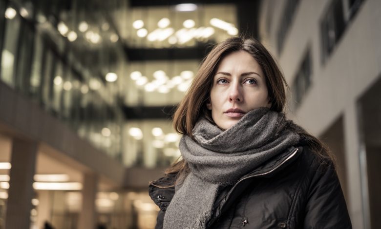 Můj manžel znovu řekl, že se zdrží v práci. Rozhodla jsem se ho překvapit a přijet k jeho kanceláři s večeří. A uviděla jsem člověka, kvůli kterému náhle všechny ty večery začaly dávat smysl. Byla to moje…