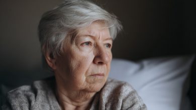 Patnáct let jsem tajně šetřila peníze na naši penzi. Každý měsíc co jsem dokázala ušetřit. Včera jsem otevřela úkryt — a našla tam jen lístek s manželovým rukopisem, na kterém bylo napsáno…