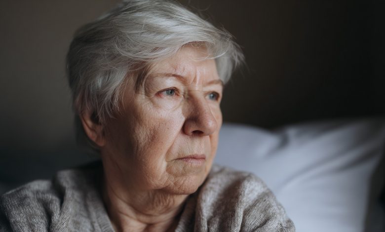 Patnáct let jsem tajně šetřila peníze na naši penzi. Každý měsíc co jsem dokázala ušetřit. Včera jsem otevřela úkryt — a našla tam jen lístek s manželovým rukopisem, na kterém bylo napsáno…