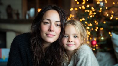 Půl roku jsem pomáhala sousedce s dítětem, a když jsem šla vyzvednout tašku z jejího bytu, našla jsem tam svého muže — a on řekl něco, co mi doslova podrazilo nohy…