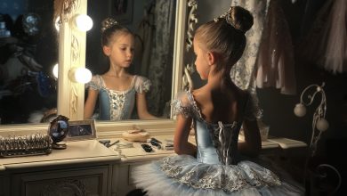 Šest let jsem vodila svou vnučku na balet. Ale včera jsem ji přišla vyzvednout dřív, otevřela jsem dveře sálu, trenérka se otočila a rychle něco skryla za zády, na tváři mé vnučky byl vystrašený pohled…