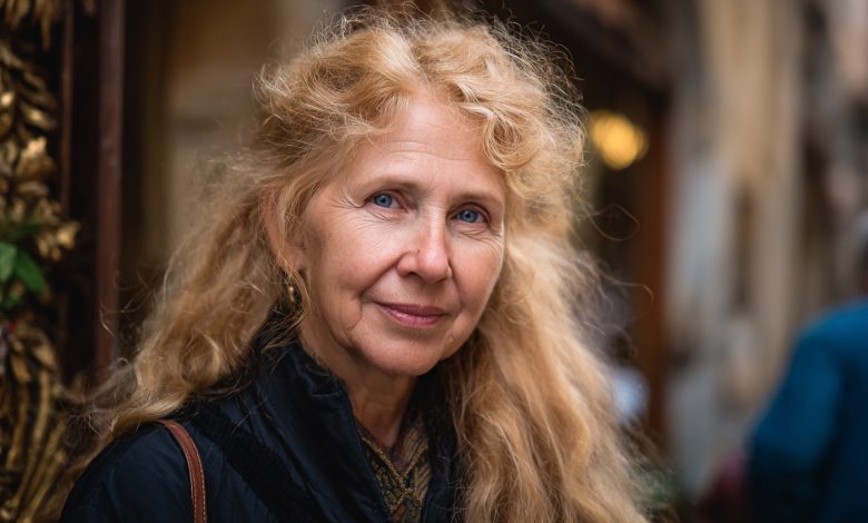 Dala jsem své snaše své svatební šaty, jedinou vzpomínku na nejšťastnější den. A tři roky po jejich rozvodu jsem náhodou šla kolem obchodu s komisním zbožím a zůstala stát… nejprve jsem si myslela, že se mi to jen zdá, ale pak…