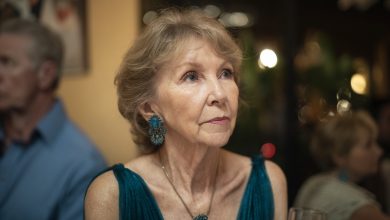 Na svatbě svého syna jsem vstala, abych pronesla přípitek, ale nevěsta mě přerušila a před všemi hosty řekla něco, po čem celý sál ztichl…