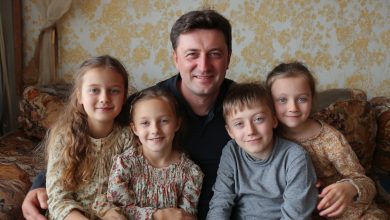 Adoptoval jsem čtyři sourozence, které se chystali rozdělit. A o rok později se na prahu mého domu objevila neznámá žena a sdělila pravdu o jejich rodičích…