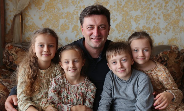 Adoptoval jsem čtyři sourozence, které se chystali rozdělit. A o rok později se na prahu mého domu objevila neznámá žena a sdělila pravdu o jejich rodičích…