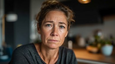 Prodala jsem zlaté náušnice po mé zesnulé matce, abych pomohla bratrovi s léčbou jeho dcery. Převodila jsem mu velkou částku peněz a byla jsem přesvědčená, že dělám správnou věc. A za měsíc, když jsem procházela sociální sítě, uviděla jsem jeho fotografii a zůstala jsem strnulá…