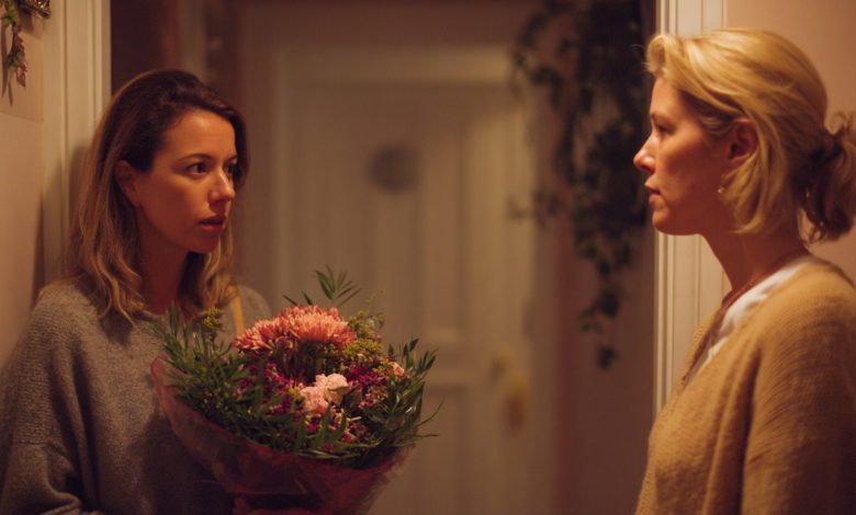 Chodila jsem dva roky s klukem, který byl o 5 let mladší než já, ale když jsme se setkali s jeho rodiči, matka se na mě podívala a vykřikla: “Bože, ty jsi dcerou té ženy…”