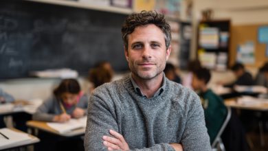 Učitel si všiml, že žák každý den chodí do opuštěného domu na okraji — a šel za ním