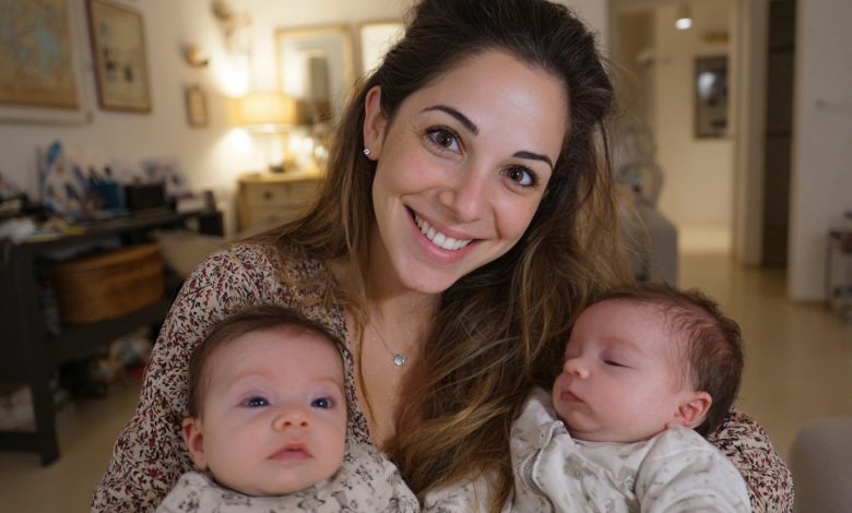 Najala jsem si milou chůvu v důchodu pro své dvojčata — a v noci mi kamera ukázala, kdo doopravdy je