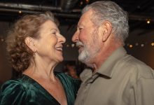 Poté, co můj manžel odešel, jsem se bála dokonce pomyšlení na nové vztahy… dokud se jeho ruka nezachvěla na mých zádech…