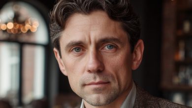 Dva týdny manžel přicházel domů pozdě, říkal, že pracuje přes čas, ale já mu nevěřila a rozhodla se ho sledovat. Když jsem viděla, jak zvoní na dveře cizího domu…