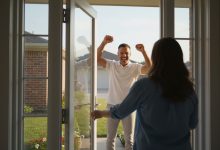 Bohatý soused postavil plot na mém pozemku, když jsem byla na dovolené — dala jsem mu lekci, na kterou nikdy nezapomene