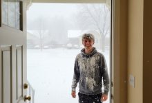 Půjčila jsem pohovku neznámému muži — v noci mi vtrhl do ložnice. Půjčila jsem pohovku neznámému muži — v noci mi vtrhl do ložnice.