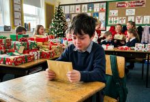 Smála se spolužákovi, že přišel bez dárku — dokud nepřečetla jeho dopis Ježíškovi