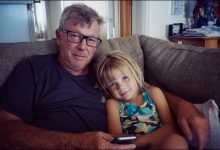 Vychoval jsem vnučku poté, co její rodina zahynula při nehodě. A po 20 letech mi podala lístek, který odhalil pravdu o tom večeru a té strašné nehodě… Vychoval jsem vnučku poté, co její rodina zahynula při nehodě. A po 20 letech mi podala lístek, který odhalil pravdu o tom večeru a té strašné nehodě…