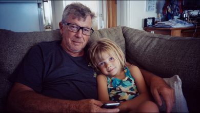 Vychoval jsem vnučku poté, co její rodina zahynula při nehodě. A po 20 letech mi podala lístek, který odhalil pravdu o tom večeru a té strašné nehodě…