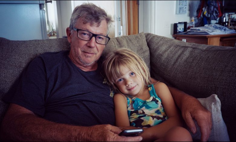 Vychoval jsem vnučku poté, co její rodina zahynula při nehodě. A po 20 letech mi podala lístek, který odhalil pravdu o tom večeru a té strašné nehodě…