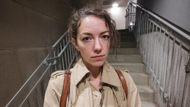 V neděli ráno jsem slyšela zvonění u dveří. Na prahu stála žena. Klidná, vyrovnaná, jako by se na ten rozhovor už dlouho připravovala. A hned řekla: „Promiňte… Musím vám něco říct o vašem muži“…