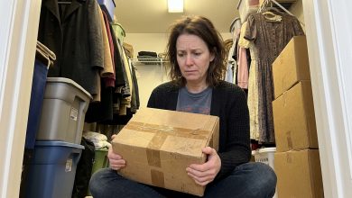 Maminka měla krabici s nápisem “Neotvírat” – Otevřela jsem ji po jejím pohřbu