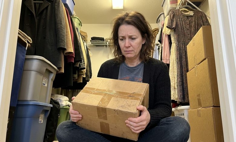 Maminka měla krabici s nápisem “Neotvírat” – Otevřela jsem ji po jejím pohřbu