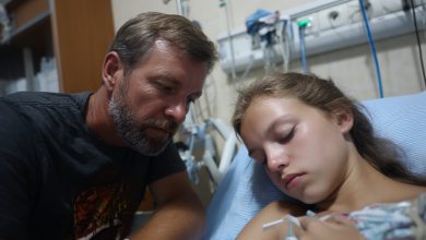 Neznámý muž každý den přicházel do nemocnice a hodiny držel moji dceru za ruku, zatímco ležela v kómatu. Když jsem zjistila, kdo to vlastně je, uvnitř mě všechno prasklo…